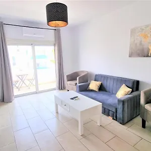 Coastal Getaway: 2 For Up To 14 Guests! Light-flooded And Spacious Apartament Larnaca